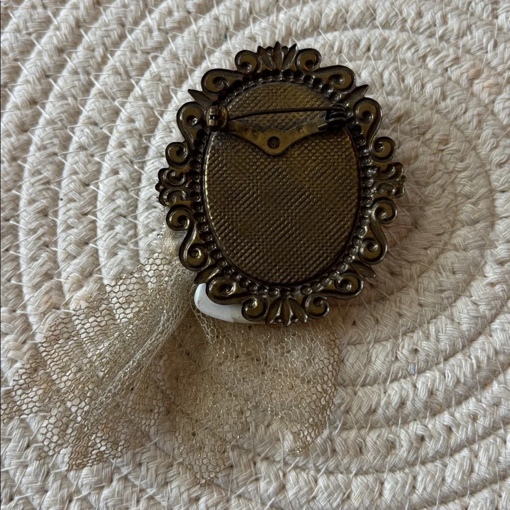 Vintage Porcelain Flapper Feminine Face Brooch with Metallic Veil - Picture 5 of 6